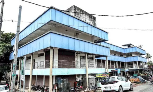 ആൽ കിളിർക്കുന്ന’ ഷോപ്പിങ് കോംപ്ലക്സ്; കെടുകാര്യസ്ഥതയുടെ നിത്യസ്മാരകം ആൽ കിളിർക്കുന്ന’ ഷോപ്പിങ് കോംപ്ലക്സ്; കെടുകാര്യസ്ഥതയുടെ നിത്യസ്മാരകം