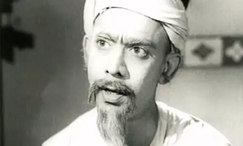 ക​ണ്ണീ​ർ​മ​ഴ​യ​ത്ത് ചി​രി​യു​ടെ കു​ട ചൂ​ടി ക​ട​ന്നു​പോ​യൊ​രാ​ൾ