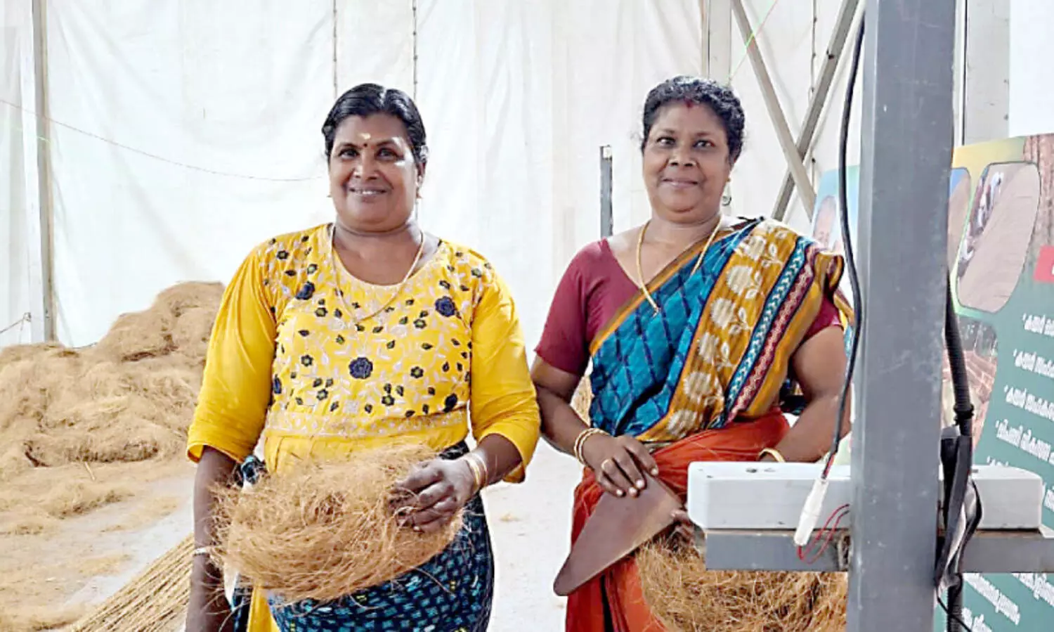 ഇഴയറ്റുപോകാതെ ബന്ധങ്ങൾ തുന്നിപ്പിരിച്ച് സഹോദരികൾ