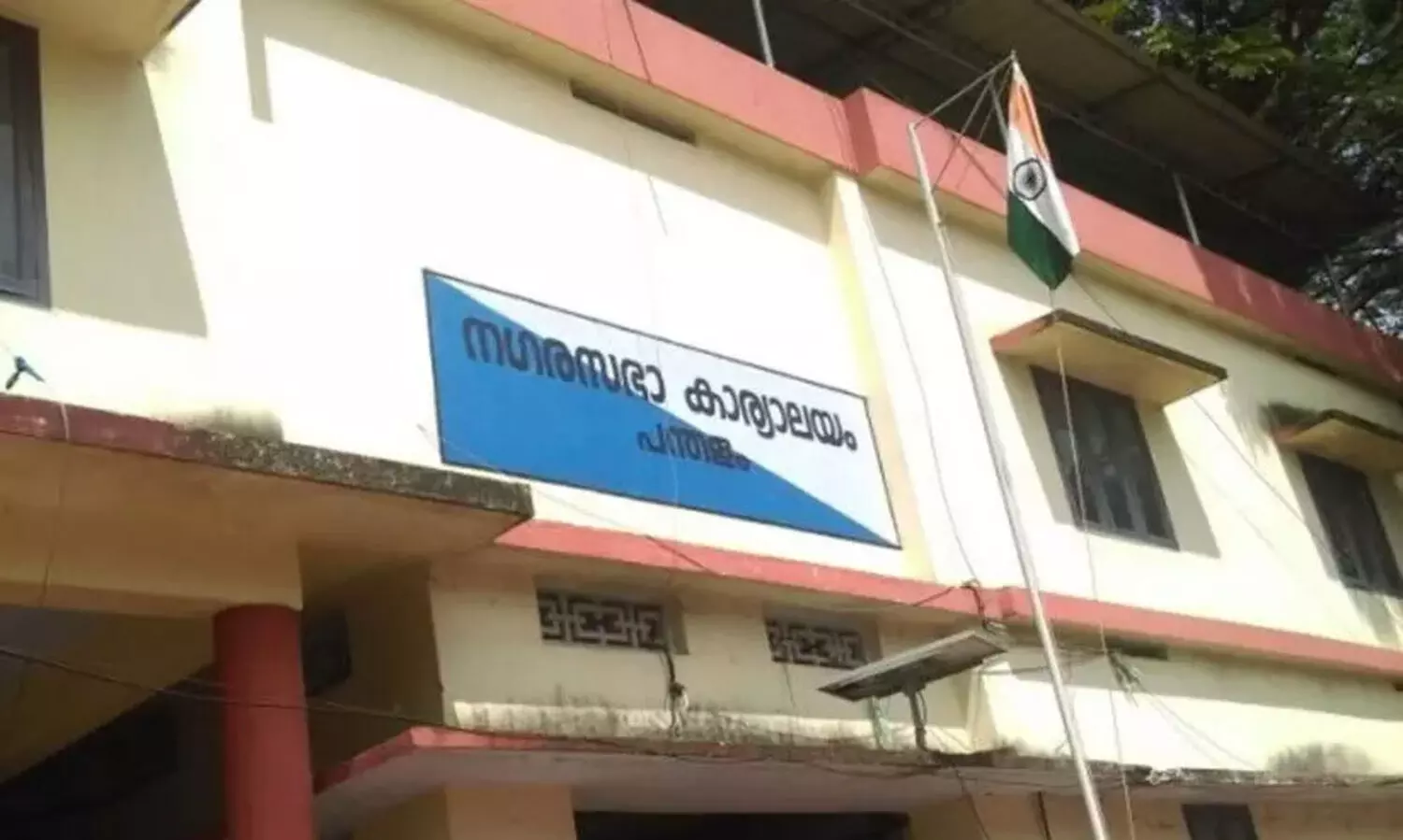 നാട്ടുകാർ ചോദിക്കുന്നു...‘ദുരന്തം ഉണ്ടാകാൻ കാത്തിരിക്കുകയാണോ നടപടിയെടുക്കാൻ ?