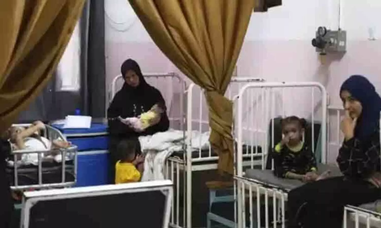 പുറത്തേക്കുന്തിയ വാരിയെല്ലുകൾ, വീർത്ത വയറ്; പോഷകക്കുറവനുഭവിക്കുന്ന കുഞ്ഞുങ്ങളാൽ വീർപ്പുമുട്ടി ഗസ്സയിലെ ആശുപത്രി