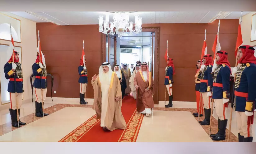 വി​ദേ​ശ പ​ര്യ​ട​ന​ങ്ങ​ൾ​ക്കു​ശേ​ഷം ഹ​മ​ദ് രാ​ജാ​വ് തി​രി​ച്ചെ​ത്തി