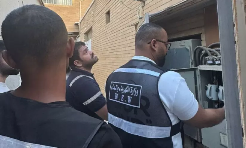 സ്വ​ദേ​ശി റെ​സി​ഡ​ൻ​ഷ്യ​ൽ സോ​ണു​ക​ളി​ൽ അ​വി​വാ​ഹി​ത​രു​ടെ താ​മ​സം;ന​ട​പ​ടി തു​ട​രു​ന്നു; വൈ​ദ്യു​തി വി​ച്ഛേ​ദി​ച്ചു