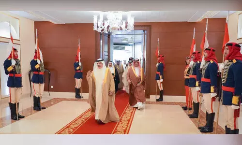 വി​ദേ​ശ പ​ര്യ​ട​ന​ങ്ങ​ൾ​ക്കു​ശേ​ഷം ഹ​മ​ദ് രാ​ജാ​വ് തി​രി​ച്ചെ​ത്തി