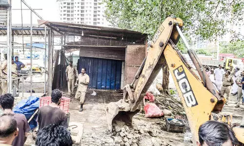 വ്യാപാരികൾ എതിർത്തില്ല; നഗരസഭ മാർക്കറ്റ് നിർമാണസ്ഥലത്തെ ഷെഡുകൾ പൊളിച്ചുമാറ്റി