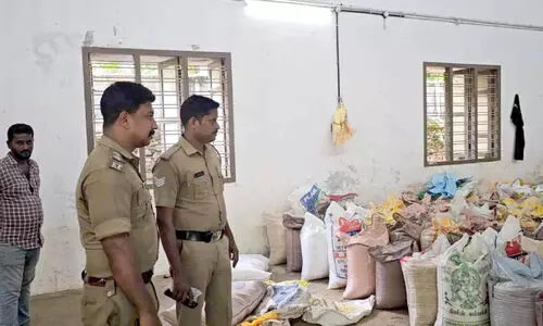 പാറശ്ശാലയിൽ ഫുഡ് ഗോഡൗണില് പരിശോധന; 15,000 കിലോ റേഷനരി പിടികൂടി പാറശ്ശാലയിൽ ഫുഡ് ഗോഡൗണില് പരിശോധന; 15,000 കിലോ റേഷനരി പിടികൂടി