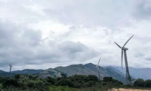 മൊ​ട്ട​കു​ന്നു​ക​ളും പു​ല്‍മേ​ടു​ക​ളും കാ​റ്റാ​ടി​പ്പാ​ട​വും; സഞ്ചാരികളെ ആകർഷിച്ച്​ ചതുരംഗപ്പാറമെട്ട്