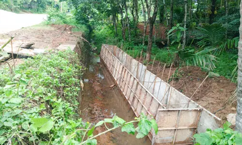 അധികൃതരെ തെറ്റിദ്ധരിപ്പിച്ചെന്ന് ആക്ഷേപം; സ്വകാര്യ വ്യക്തിയുടെ പുരയിടത്തിന് സര്ക്കാര് ഫണ്ടുപയോഗിച്ച് സംരക്ഷണഭിത്തി നിർമാണം അധികൃതരെ തെറ്റിദ്ധരിപ്പിച്ചെന്ന് ആക്ഷേപം; സ്വകാര്യ വ്യക്തിയുടെ പുരയിടത്തിന് സര്ക്കാര് ഫണ്ടുപയോഗിച്ച് സംരക്ഷണഭിത്തി നിർമാണം