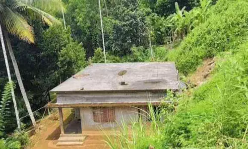 റോഡിന് സ്ഥലം വിട്ടുനൽകി; കുടുംബം മണ്ണിടിച്ചിൽ ഭീഷണിയിൽ