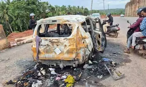 ഓടുന്ന കാർ പൂർണമായി കത്തിനശിച്ചു; യാത്രക്കാർ അത്ഭുതകരമായി രക്ഷപ്പെട്ടു