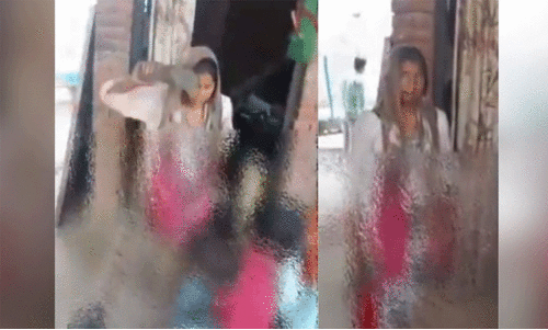 കുട്ടികളെ ചെരുപ്പ് കൊണ്ടടിക്കുകയും നിലത്തിടുകയും ചെയ്ത് അമ്മ; സംഭവത്തിൽ കേസെടുത്ത് പൊലീസ്