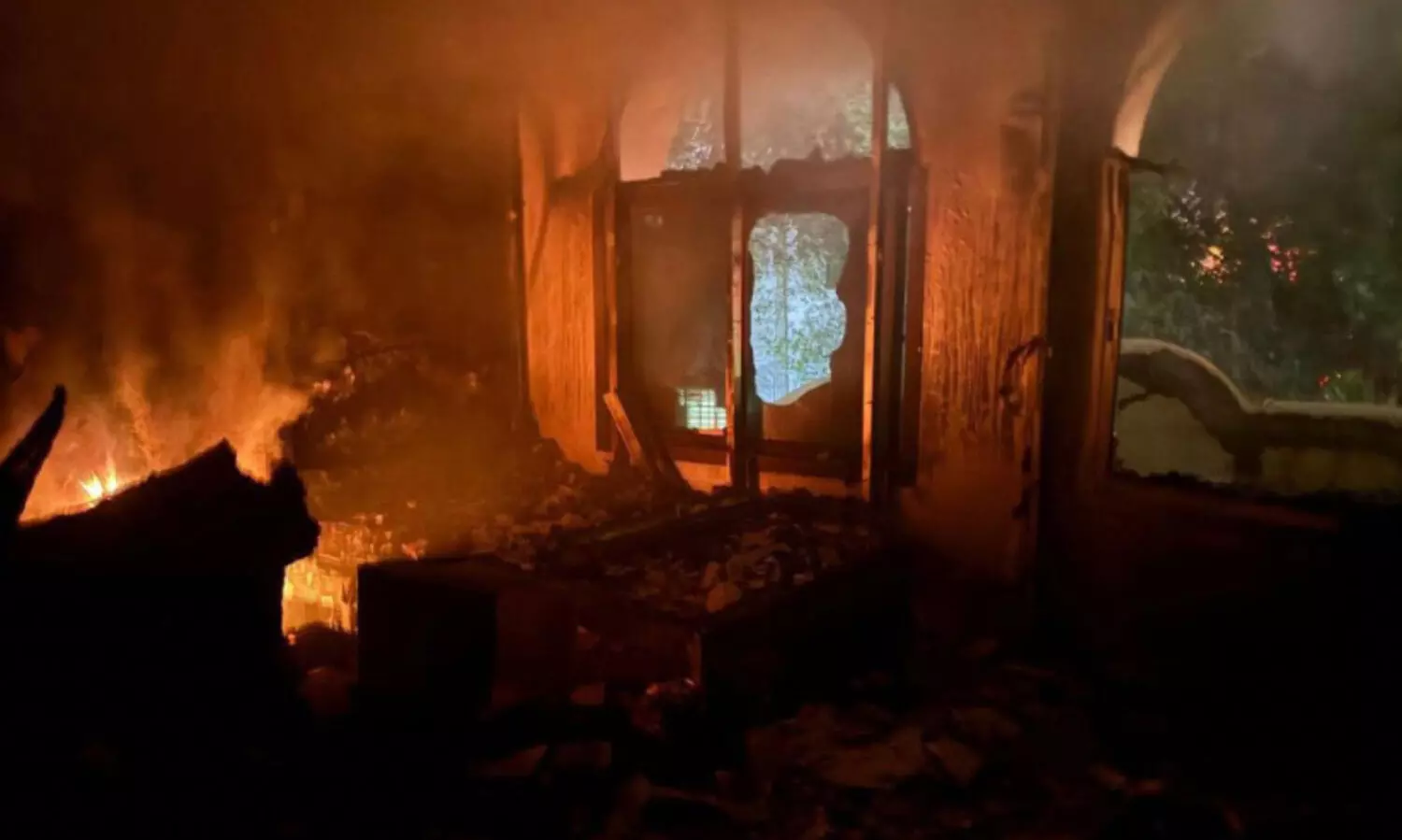 അ​ലി സ​ബ അ​ൽ സാ​ലി​മി​ൽ വീ​ടി​ന് തീ​പി​ടി​ച്ചു