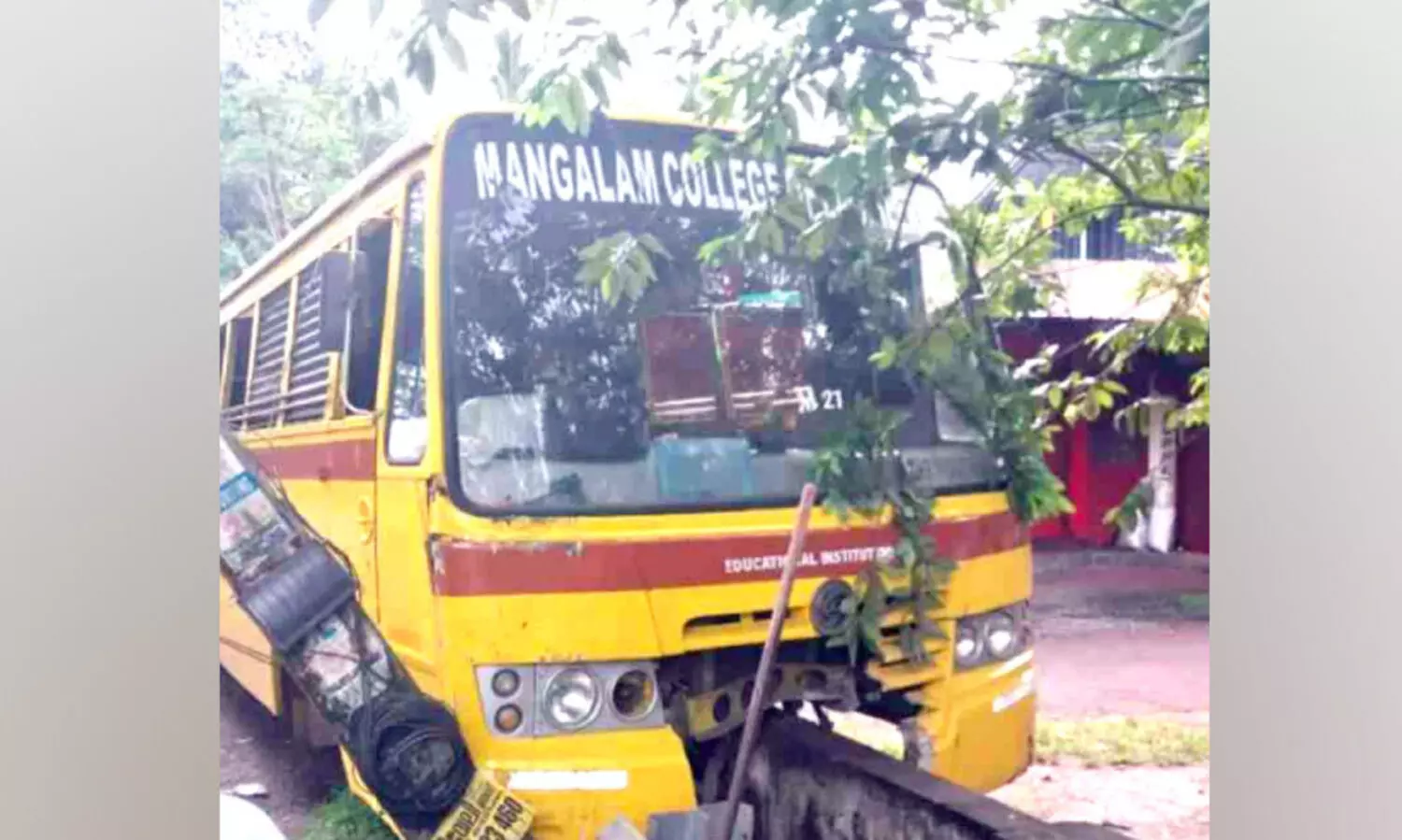 കോളജ്​ ബസ്​ ഡിവൈഡറിലും വൈദ്യുതിത്തൂണിലും ഇടിച്ചുകയറി നാല് പേർക്ക് പരിക്ക്