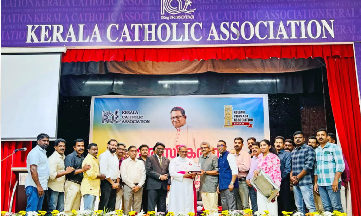 കൊ​ല്ലം രൂ​പ​ത ബി​ഷ​പ്പി​ന് സ്വീ​ക​ര​ണം ന​ൽ​കി