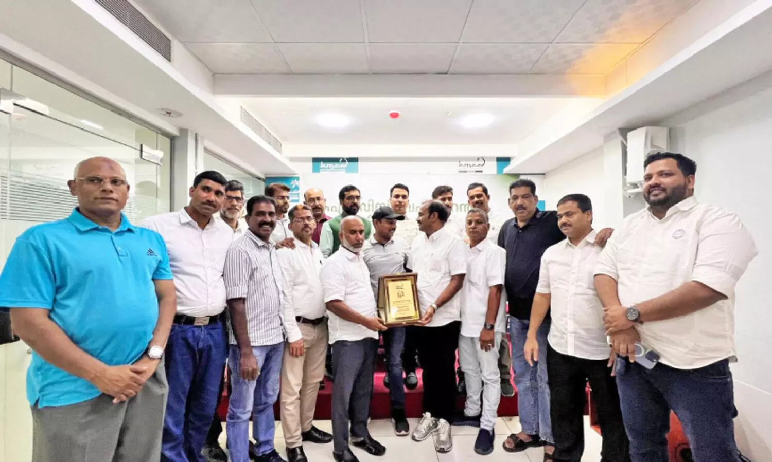 മു​സ്‍ലിം ലീ​ഗ്‌ പു​റ​മേ​രി പ​ഞ്ചാ​യ​ത്ത് പ്ര​സി​ഡ​ന്റ് മു​ഹ​മ്മ​ദ് സാ​ലി​ക്ക് സ്വീ​ക​ര​ണം ന​ൽ​കി