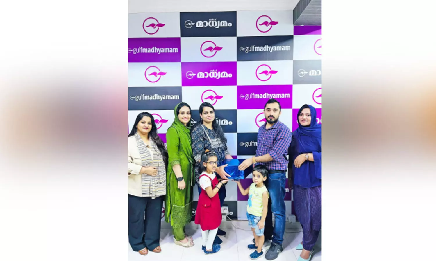 മോം​സ് മി​ഡി​ൽ ഈ​സ്റ്റ് കാ​യി​ക​മേ​ള​യി​ൽ മീ​ഫ്ര​ണ്ട് ക്വി​സ് മ​ത്സ​ര വി​ജ​യി​ക്ക് സ​മ്മാ​നം കൈ​മാ​റി