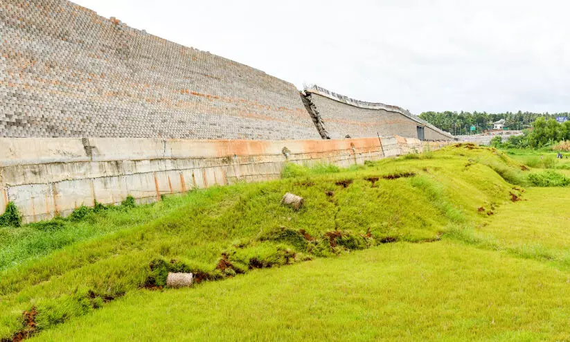 താഴേക്കുനോക്കാതെ ഉയർത്തിയ പാത