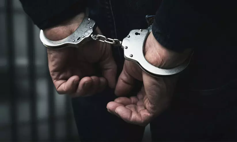 മെട്രോ യാത്രക്കാരികളുടെ ദൃശ്യം പകർത്തിയ യുവാവ് അറസ്റ്റിൽ മെട്രോ യാത്രക്കാരികളുടെ ദൃശ്യം പകർത്തിയ യുവാവ് അറസ്റ്റിൽ