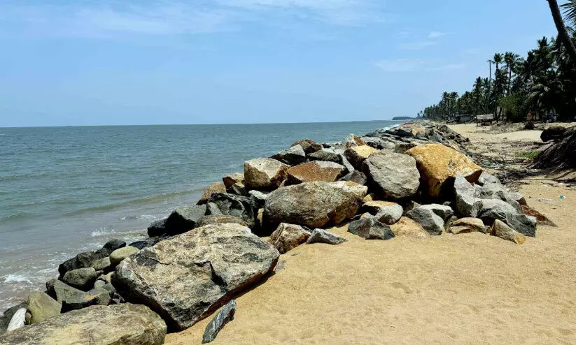 കാ​ല​വ​ർ​ഷം വ​ര​വാ​യി; തീ​ര​വാ​സി​ക​ൾ​ക്ക് നെ​ഞ്ചി​ടി​പ്പ്