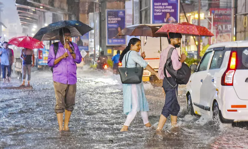സംസ്ഥാനത്ത് കാലവർഷം എത്തി; കനത്ത മഴയിലും കാറ്റിലും വൻ നാശനഷ്ടം