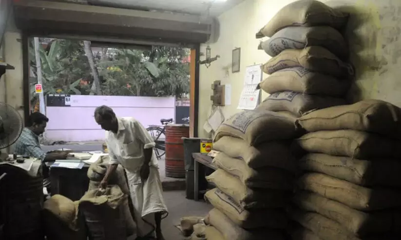 വാ​തി​ൽ​പ​ടി വി​ത​ര​ണ​ക്കാ​രു​ടെ സ​മ​രം; റേ​ഷ​ൻ വി​ത​ര​ണം പ്ര​തി​സ​ന്ധി​യി​ൽ