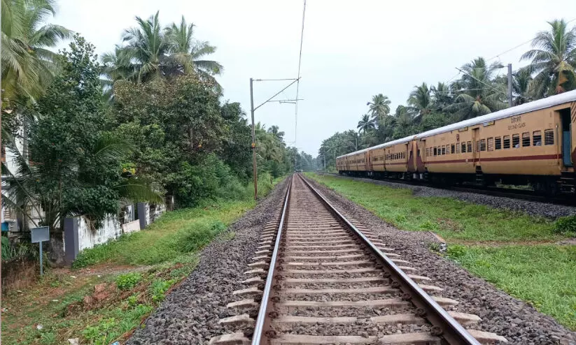 റെയിൽ സുരക്ഷാവേലി; ആശങ്കയിൽ പ്രദേശവാസികൾ