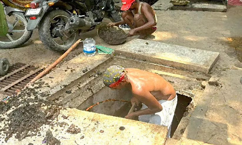 മഴക്കാലമെത്തിയിട്ടും കാന ശുചീകരണം പാതിവഴിയിൽ; കോർപറേഷനെ കുടഞ്ഞ് ഹൈകോടതി മഴക്കാലമെത്തിയിട്ടും കാന ശുചീകരണം പാതിവഴിയിൽ; കോർപറേഷനെ കുടഞ്ഞ് ഹൈകോടതി