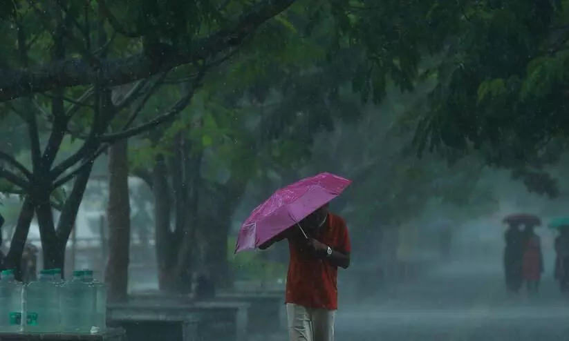 മഴ, കുടയെടുത്തോളൂ...വരും ദിവസങ്ങളിൽ ഓറഞ്ച് അലർട്ട് മഴ, കുടയെടുത്തോളൂ...വരും ദിവസങ്ങളിൽ ഓറഞ്ച് അലർട്ട്