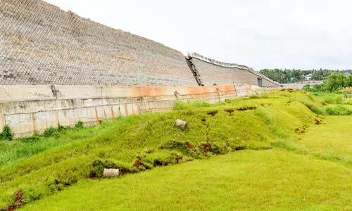 താഴേക്കുനോക്കാതെ ഉയർത്തിയ പാത