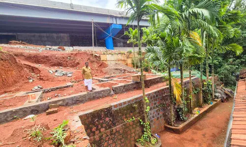 സ്വപ്നഭവനത്തിനു മുന്നിൽ ദുരന്തഭീഷണിയായി ആറുവരിപ്പാത; സ്വന്തം ചെലവിൽ സുരക്ഷ ഒരുക്കണമെന്ന് അധികൃതർ സ്വപ്നഭവനത്തിനു മുന്നിൽ ദുരന്തഭീഷണിയായി ആറുവരിപ്പാത; സ്വന്തം ചെലവിൽ സുരക്ഷ ഒരുക്കണമെന്ന് അധികൃതർ