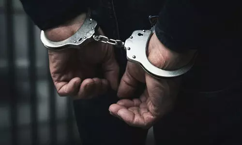 മെ​ട്രോ യാ​ത്ര​ക്കാ​രി​ക​ളു​ടെ ദൃ​ശ്യം പ​ക​ർ​ത്തി​യ യു​വാ​വ് അ​റ​സ്റ്റി​ൽ