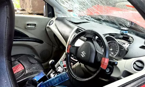 ഓ​ടി​ക്കൊ​ണ്ടി​രു​ന്ന കാ​റി​ൽ മൊ​ബൈ​ൽ ഫോ​ൺ പൊ​ട്ടി​ത്തെ​റി​ച്ചു; കാ​ർ നി​യ​ന്ത്ര​ണം​വി​ട്ട്​ ദേ​ശീ​യ​പാ​ത   നി​ർ​മാ​ണ​ത്തി​നി​റ​ക്കി​യ ക​ല്ലി​ൽ ഇ​ടി​ച്ച്​ നാ​ലു​പേ​ർ​ക്ക്​ പ​രി​ക്ക്​