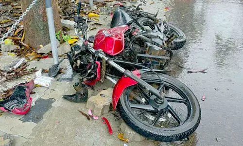 കാ​റി​ന് സൈ​ഡ് ന​ൽ​കി​യി​ല്ലെ​ന്നാ​രോ​പി​ച്ച് ത​ർ​ക്കം; ബൈ​ക്ക് ത​ക​ർ​ത്തു; പൊ​ലീ​സി​നു നേ​രെ​യും കൈ​യേ​റ്റം; സി.​പി.​എം പ്രാ​ദേ​ശി​ക നേ​താ​വ​ട​ക്കം ഏ​ഴു​പേ​ർ​ക്കെ​തി​രെ കേ​സ്