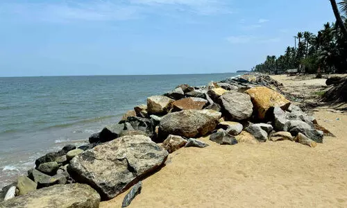 കാ​ല​വ​ർ​ഷം വ​ര​വാ​യി; തീ​ര​വാ​സി​ക​ൾ​ക്ക് നെ​ഞ്ചി​ടി​പ്പ്