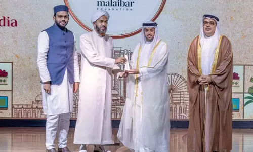 മലൈബാര്‍ ഫൗണ്ടേഷന്‍ ഹെറിറ്റേജ് അവാര്‍ഡ് ഏറ്റുവാങ്ങി