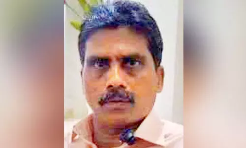 കാ​റി​ന് തീ​പി​ടി​ച്ച സം​ഭ​വം; അ​പ​ക​ടം ന​വ​ജാ​ത ശി​ശു​ക്ക​ളു​മാ​യി വീ​ട്ടി​ലേ​ക്ക് മ​ട​ങ്ങു​മ്പോ​ൾ