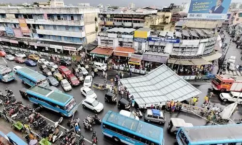 കോ​ർ​പ​റേ​ഷ​ൻ കെ​ട്ടി​ട​ത്തി​ന്റെ കൂ​റ്റ​ൻ മേ​ൽ​ക്കൂ​ര എം.​ഒ റോ​ഡി​ൽ പ​തി​ച്ചു; ത​ല​നാ​രി​ഴ​ക്ക് ഒ​ഴി​വാ​യ​ത് വ​ൻ ദു​ര​ന്തം