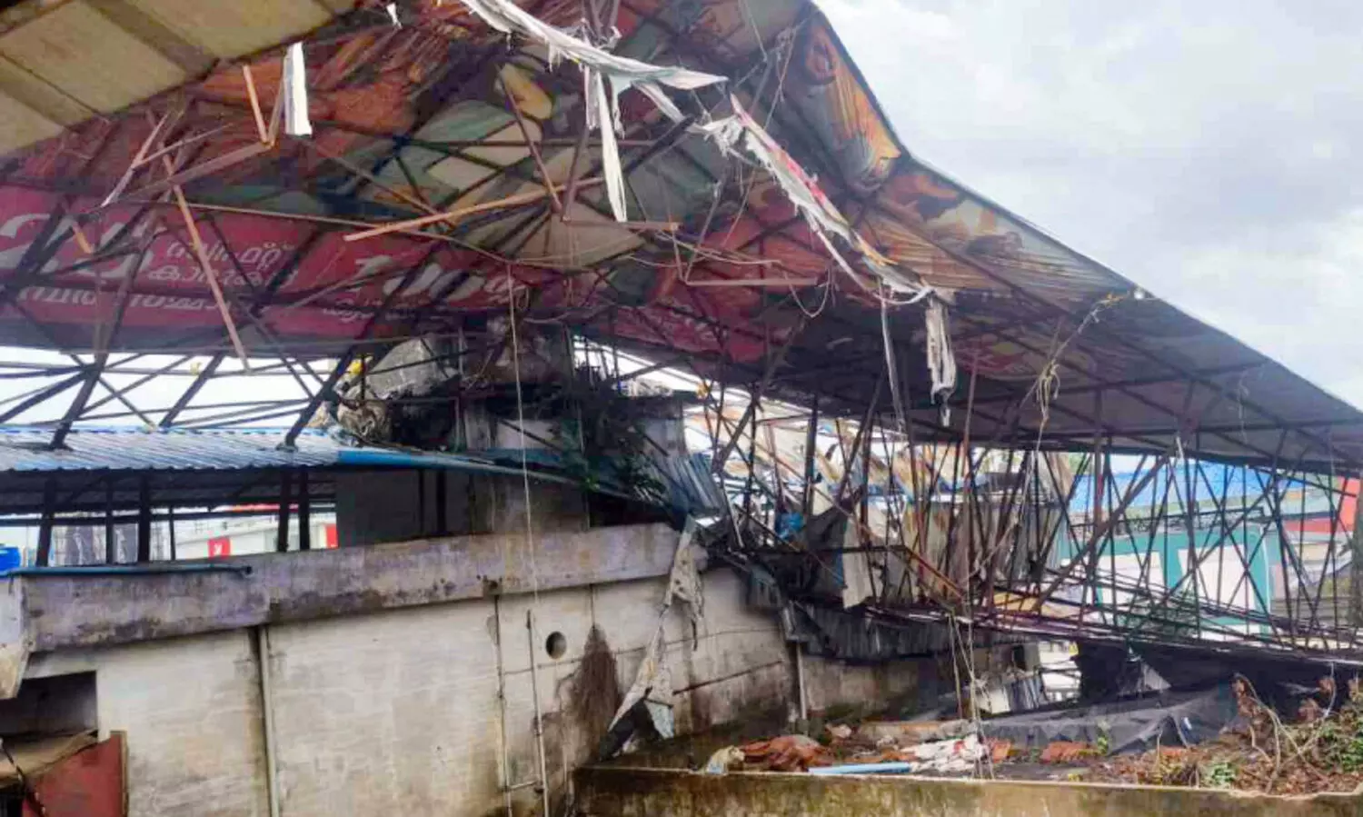 പ​റ​ന്നെ​ത്തി ദു​ര​ന്തം; കാ​റ്റി​ൽ കു​ന്നം​കു​ളം മേ​ഖ​ല​യി​ൽ വ്യാ​പ​ക നാ​ശം