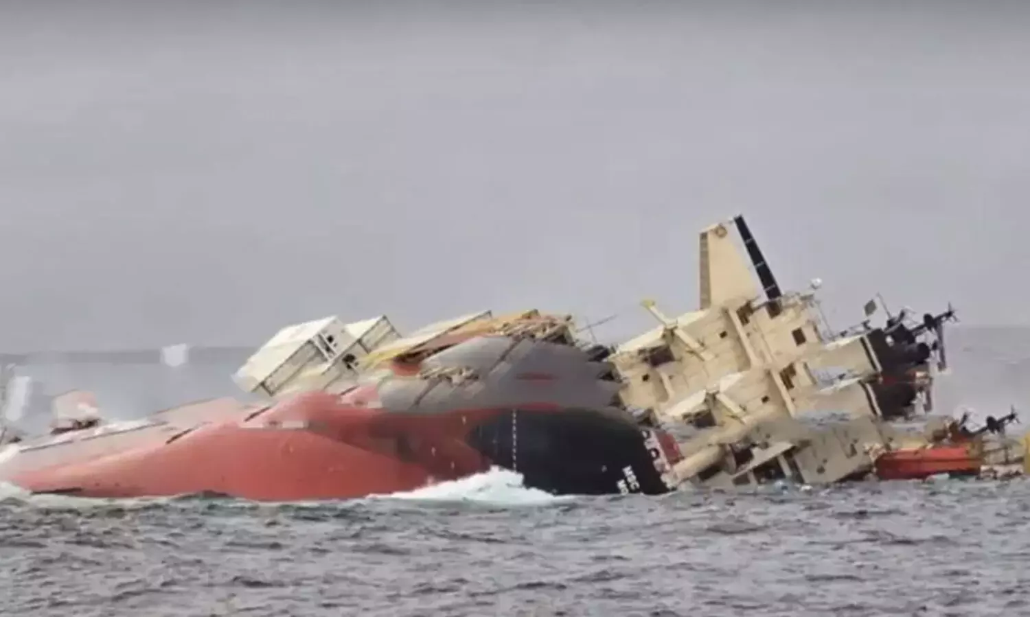 വെല്ലുവിളിയായി ക​പ്പ​ലി​ൽ​നി​ന്നു​ള്ള എ​ണ്ണ​പ്പാ​ട; കേരളതീരം മുഴുവനും ജാഗ്രത നിർദേശം