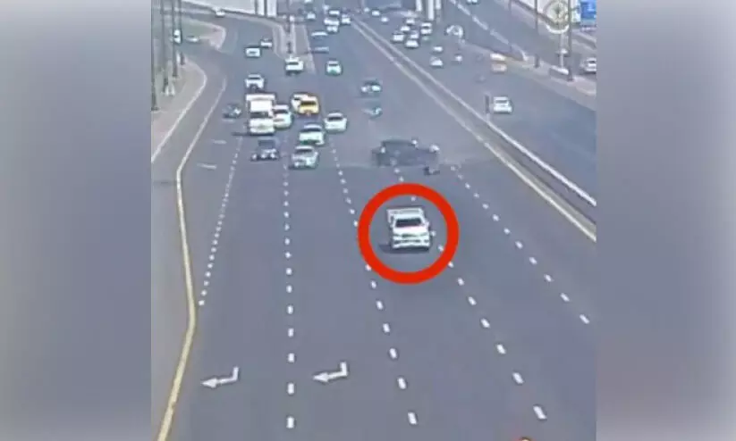 മൂ​ന്നു വാ​ഹ​ന​ങ്ങ​ളെ ഇ​ടി​ച്ച്​ ക​ട​ന്ന ഡ്രൈ​വ​റെ പി​ടി​കൂ​ടി​ പൊ​ലീ​സ്​