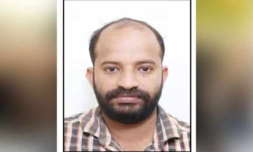 കൊ​ല്ലം സ്വ​ദേ​ശി സ​ലാ​ല​യി​ൽ   മ​രി​ച്ച നി​ല​യി​ൽ