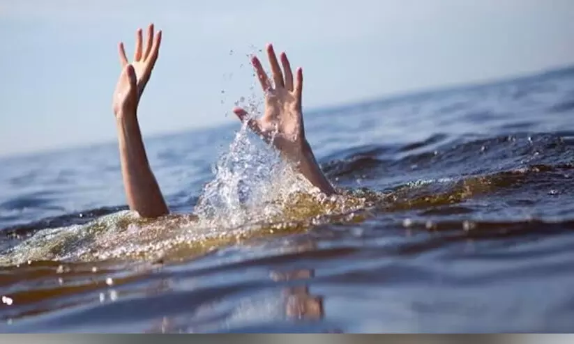 മി​ർ​ബ​ത്തി​ൽ മു​ങ്ങി​ത്താ​ഴ്ന്ന കു​ട്ടി​യെ ര​ക്ഷി​ച്ചു