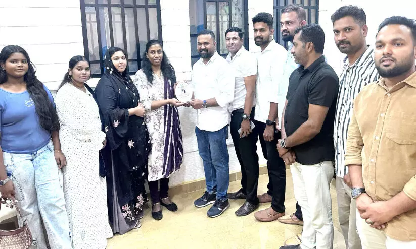 ഐ.​വൈ.​സി.​സി ബ​ഹ്‌​റൈ​ൻ അ​നി​ത ഡേ​വി​ഡി​ന് യാ​ത്ര​യ​യ​പ്പ് ന​ൽ​കി