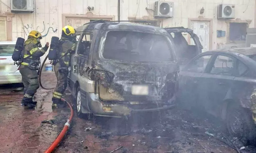 ജ​ഹ്‌​റ​യി​ൽ മൂ​ന്ന് വാ​ഹ​ന​ങ്ങ​ൾ​ക്ക് തീ​പി​ടി​ച്ചു