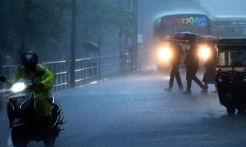 മ​ഴ ക​ന​ത്തു; ജാ​ഗ്ര​ത​യോ​ടെ ജി​ല്ല