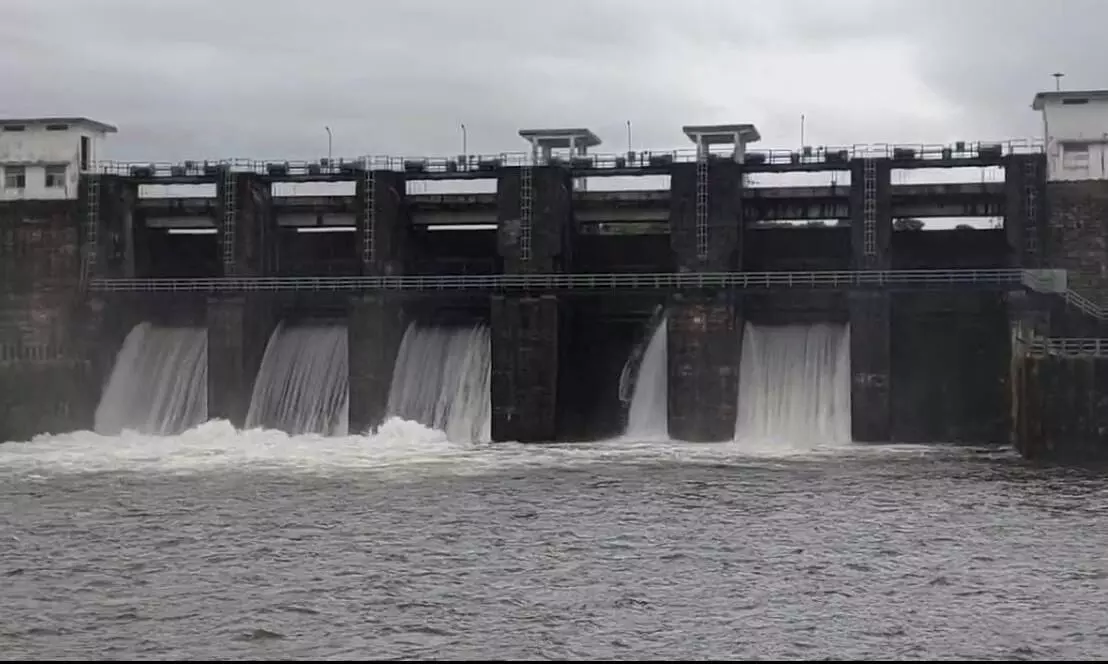 മലങ്കര ഡാം മുന്നറിയിപ്പില്ലാതെ തുറന്നു
