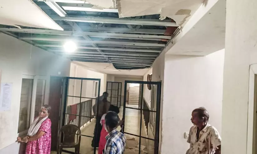 സീ​ലി​ങ്ങും വാ​ർ​ക്ക​യും അ​ട​ർ​ന്നു​​വീ​ഴു​ന്നു; വേനപ്പാറയിലെ ​ലൈഫ്​ ഫ്ലാറ്റ്​ അപകടാവസ്ഥയിൽ; അ​പ​ക​ടാ​വ​സ്ഥ​യി​ലാ​യ​ത് 2023ൽ ​ഉ​ദ്​​ഘാ​ട​നം ചെ​യ്ത ഫ്ലാറ്റ്
