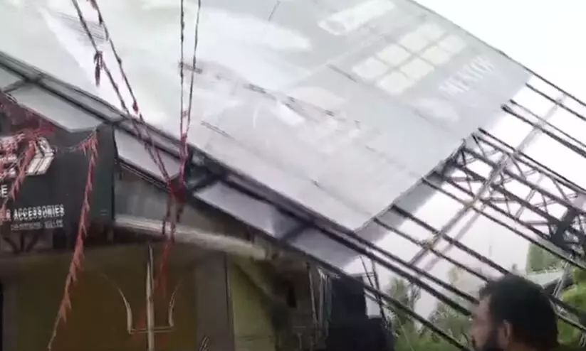 കൂറ്റൻ പരസ്യ ബോർഡ് മറിഞ്ഞുവീണു; അപകടം ഒഴിവായത് തലനാരിഴക്ക്