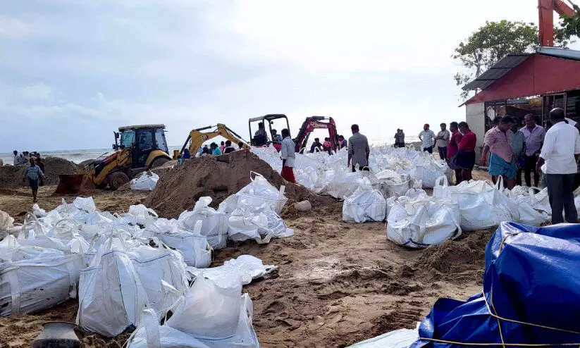 കടൽഭിത്തി തകർത്ത് ഐ.ആർ.ഇയുടെ കരിമണൽ ഖനനം