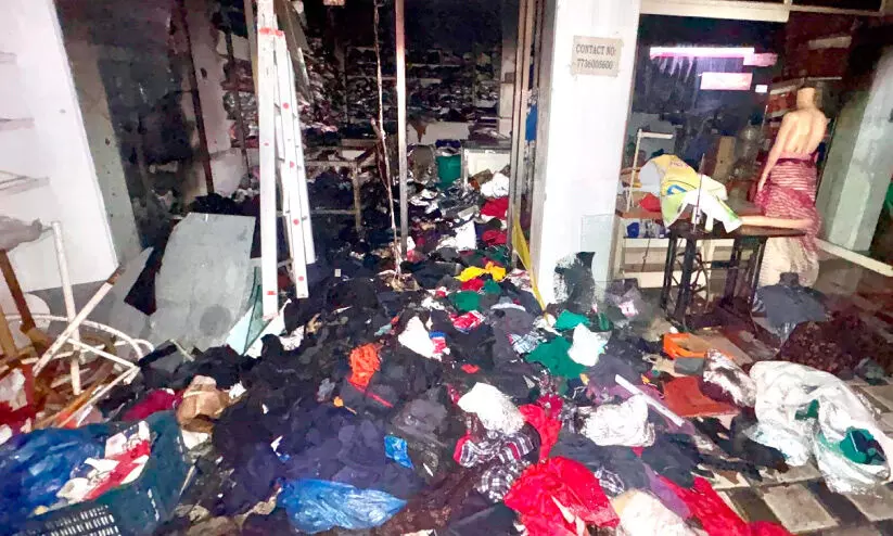 വസ്ത്രവ്യാപാര ശാലയിൽ വൻ തീപിടിത്തം വസ്ത്രവ്യാപാര ശാലയിൽ വൻ തീപിടിത്തം